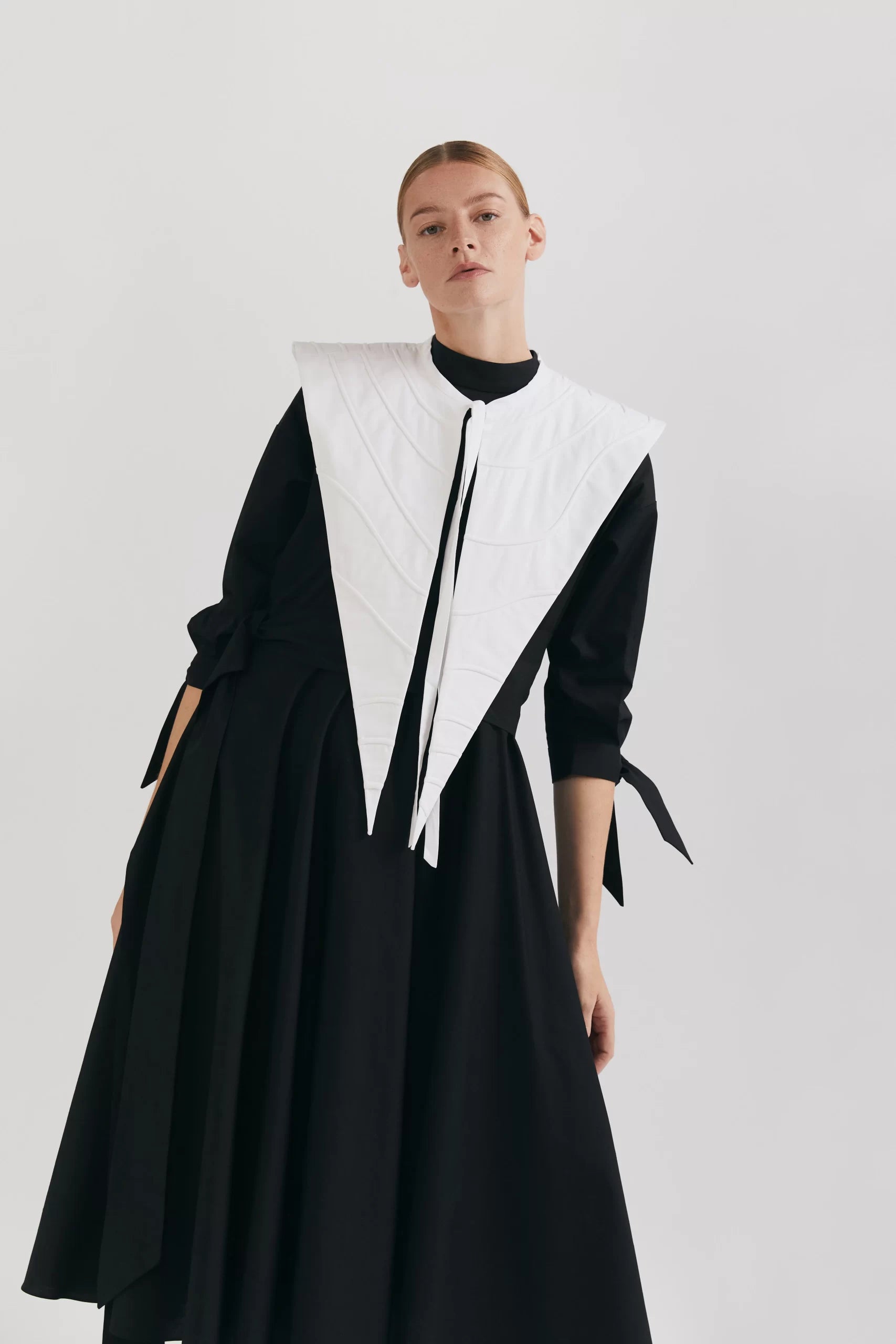 Ipanomi-AW23-product-36-scaled-1.jpg Elegant collar in organic cotton, long, white - Image 1