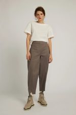 Casual pants in cotton twill, capri, beige