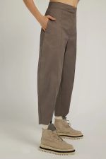 Casual pants in cotton twill, capri, beige - Image 3